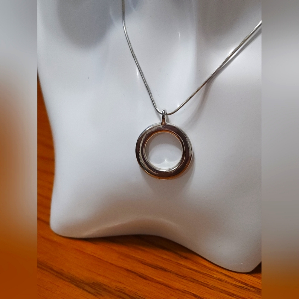 Silver Open Circle Pendant Necklace. Preloved.